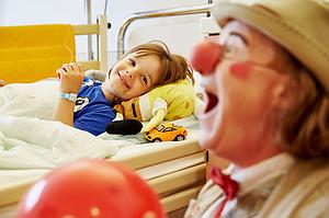 Stärken Sie krebskranke Kinder durch Clownvisiten
